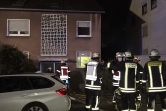 Die Feuerwehr steht bei Löscharbeiten vor einem Zweifamilienhaus im Stadtteil Berghofen (Archivbild): Brandexperten ermitteln zur Ursache des Feuers.
