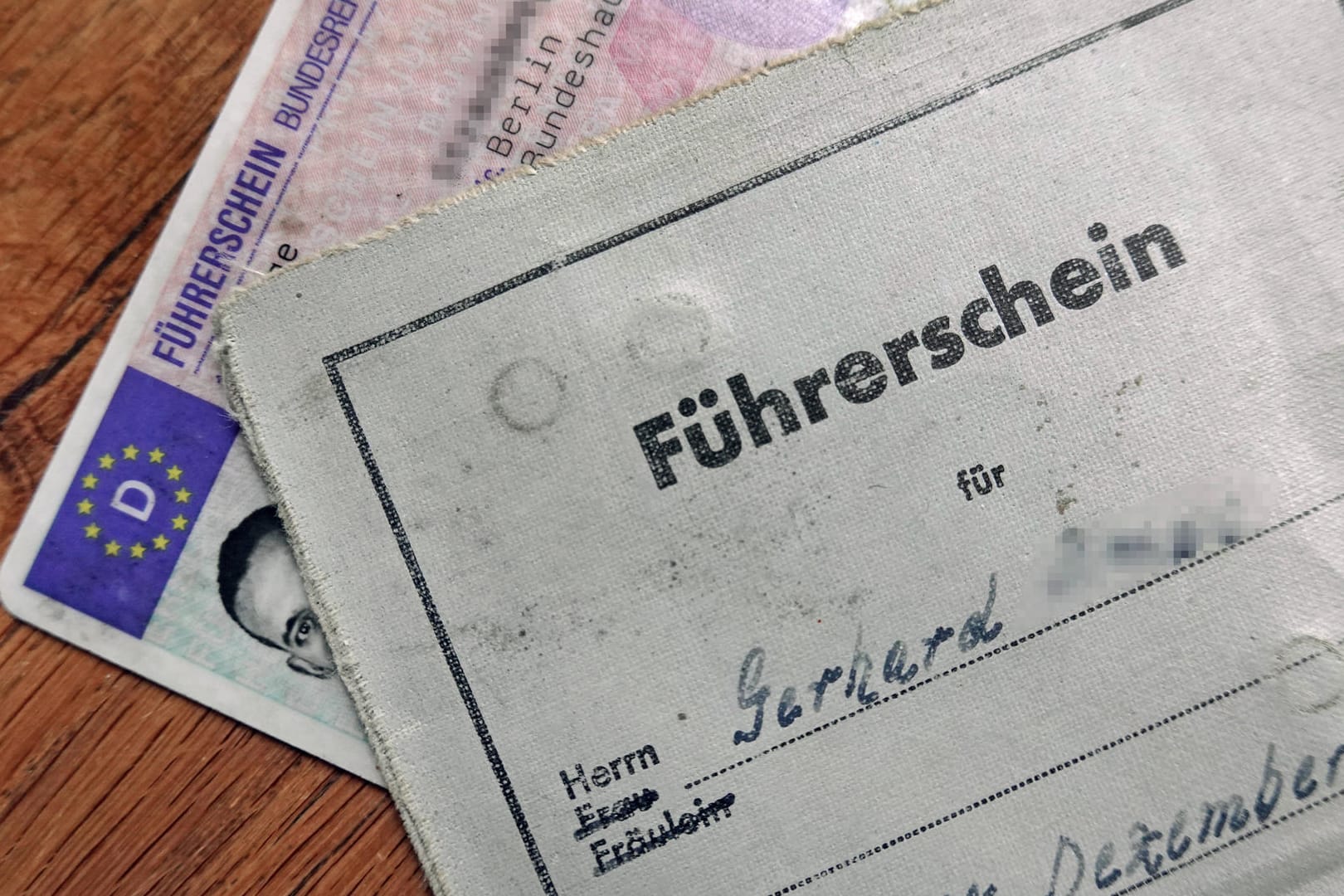 Die Zeit der alten Führerscheine läuft ab: Für ihren Umtausch gelten verschiedene Fristen. Nicht jedes Amt informiert darüber eindeutig.