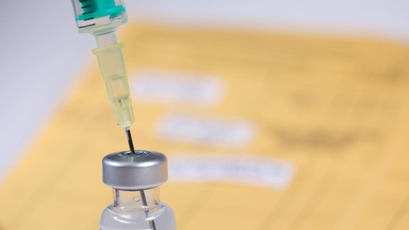 Eine Spritze steckt in einem Fläschchen mit Impfstoff (Symbolbild): In Bremen sind bereits mehr als 80 Prozent der Bürger gegen das Coronavirus geimpft.