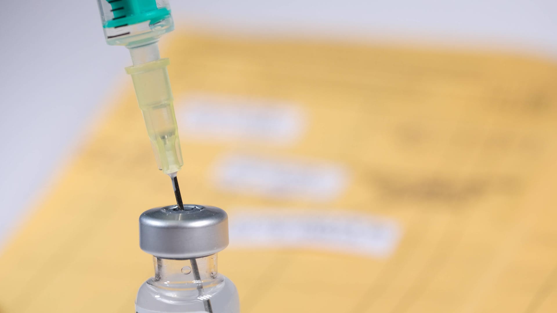 Eine Spritze steckt in einem Fläschchen mit Impfstoff (Symbolbild): In Bremen sind bereits mehr als 80 Prozent der Bürger gegen das Coronavirus geimpft. Eine Spritze steckt in einem Fläschchen mit Impfstoff (Symbolbild): In Bremen sind bereits mehr als 80 Prozent der Bürger gegen das Coronavirus geimpft.