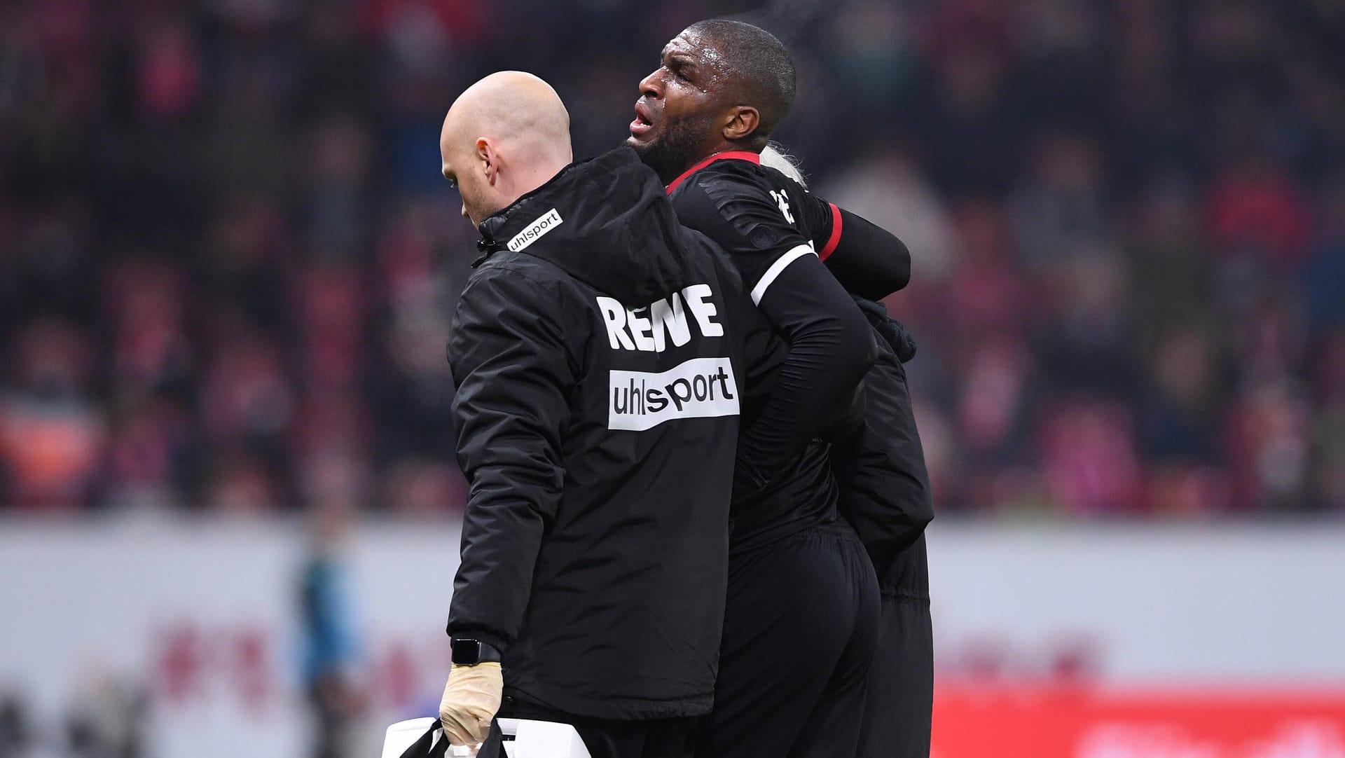 Anthony Modeste: Kölns Top-Torjäger wird unter Tränen mit einer Hüftverletzung im Spiel gegen Mainz vom Platz begleitet. Anthony Modeste: Kölns Top-Torjäger wird unter Tränen mit einer Hüftverletzung im Spiel gegen Mainz vom Platz begleitet.