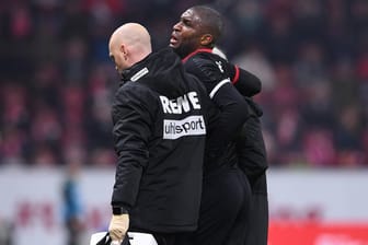Anthony Modeste: Kölns Top-Torjäger wird unter Tränen mit einer Hüftverletzung im Spiel gegen Mainz vom Platz begleitet.