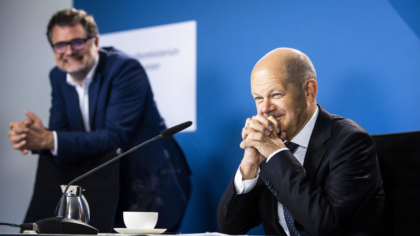 Olaf Scholz mit seinem engen Vertrauten und Staatssekretär Wolfgang Schmidt: Der Kanzler und sein Kanzleramtsminister.