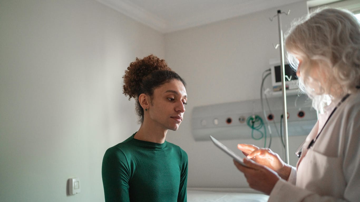 Eine junge Patientin im Gespräch mit einer Ärztin.