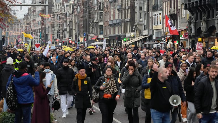 Tausende demonstrieren in Amsterdam gegen die Corona-Maßnahmen: Die Proteste tagsüber bleiben weitestgehend friedlich.