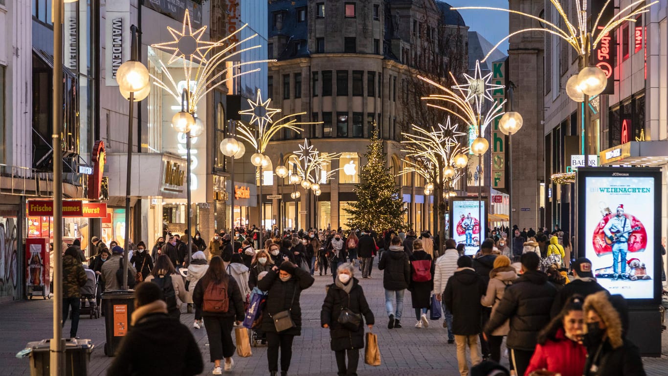 Fußgängerzone in Köln in der Vorweihnachtszeit (Archivbild): Bei bestimmten Produkten könnte es bei einem Einkauf kurz vor dem Fest in diesem Jahr schwierig werden.