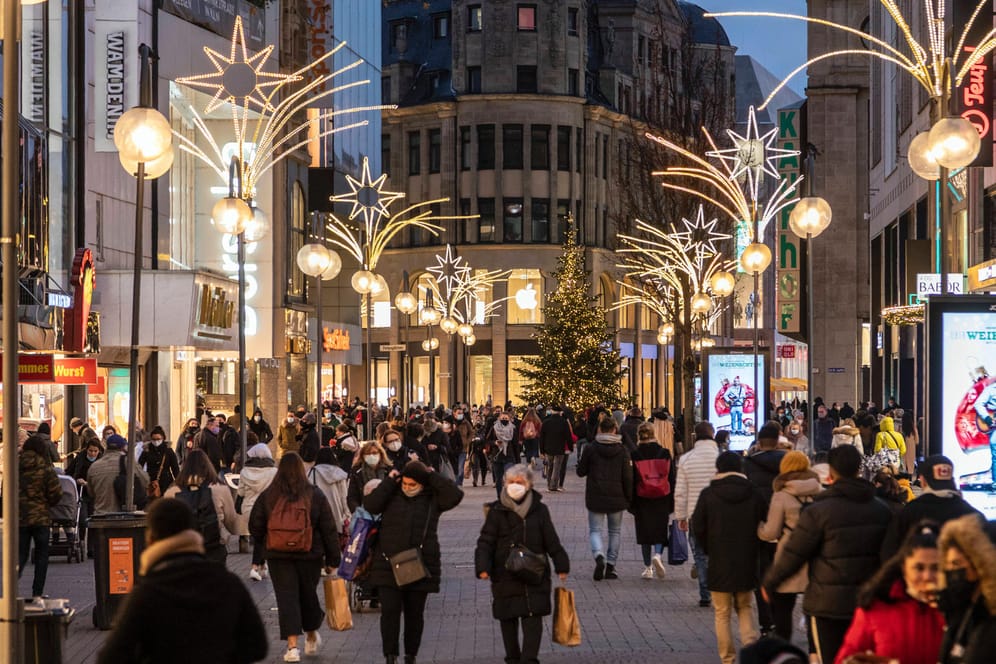 Fußgängerzone in Köln in der Vorweihnachtszeit (Archivbild): Bei bestimmten Produkten könnte es bei einem Einkauf kurz vor dem Fest in diesem Jahr schwierig werden.