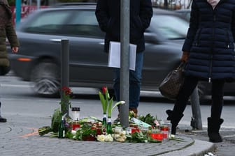 Trauer um die Opfer (Archivbild): Der Todesfahrer erfasste an einer Straßenkreuzung im Frankfurter Stadtteil Sachsenhausen zwei Fußgänger.