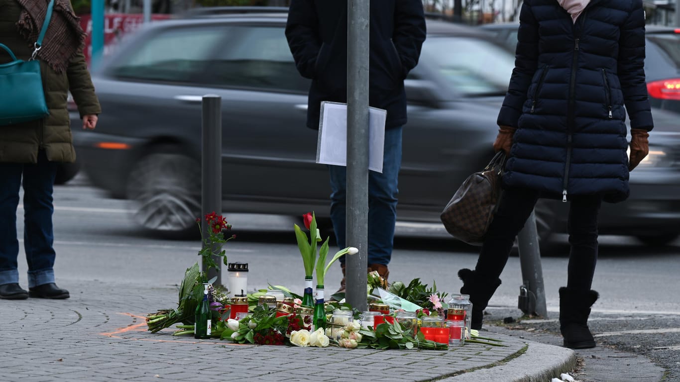 Trauer um die Opfer (Archivbild): Der Todesfahrer erfasste an einer Straßenkreuzung im Frankfurter Stadtteil Sachsenhausen zwei Fußgänger.