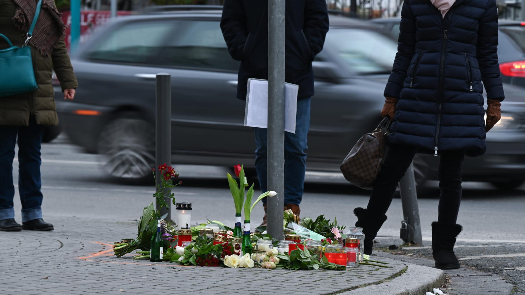 Trauer um die Opfer (Archivbild): Der Todesfahrer erfasste an einer Straßenkreuzung im Frankfurter Stadtteil Sachsenhausen zwei Fußgänger. Trauer um die Opfer (Archivbild): Der Todesfahrer erfasste an einer Straßenkreuzung im Frankfurter Stadtteil Sachsenhausen zwei Fußgänger.