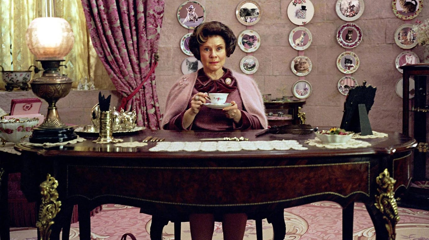 Imelda Staunton 2007 in "Harry Potter und der Orden des Phönix": Ihr Charakter hat vor den Katzentellern platz genommen.