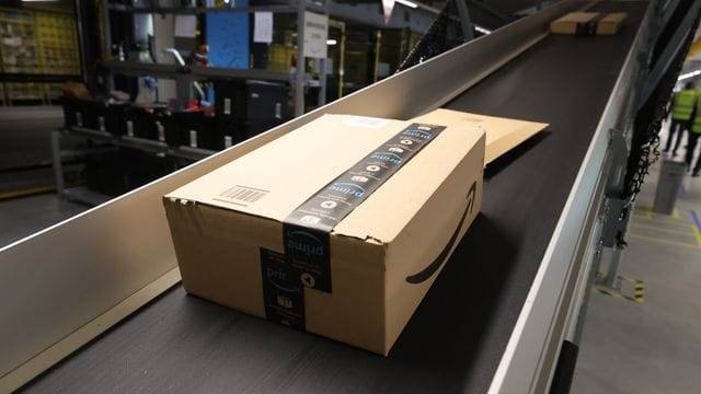 Kleinere Lieferungen sollen bei Amazon künftig in Versandtaschen und -tüten auf Papierbasis geliefert werden, nur noch größere Artikel in Kartons aus Wellpappe. Kleinere Lieferungen sollen bei Amazon künftig in Versandtaschen und -tüten auf Papierbasis geliefert werden, nur noch größere Artikel in Kartons aus Wellpappe.