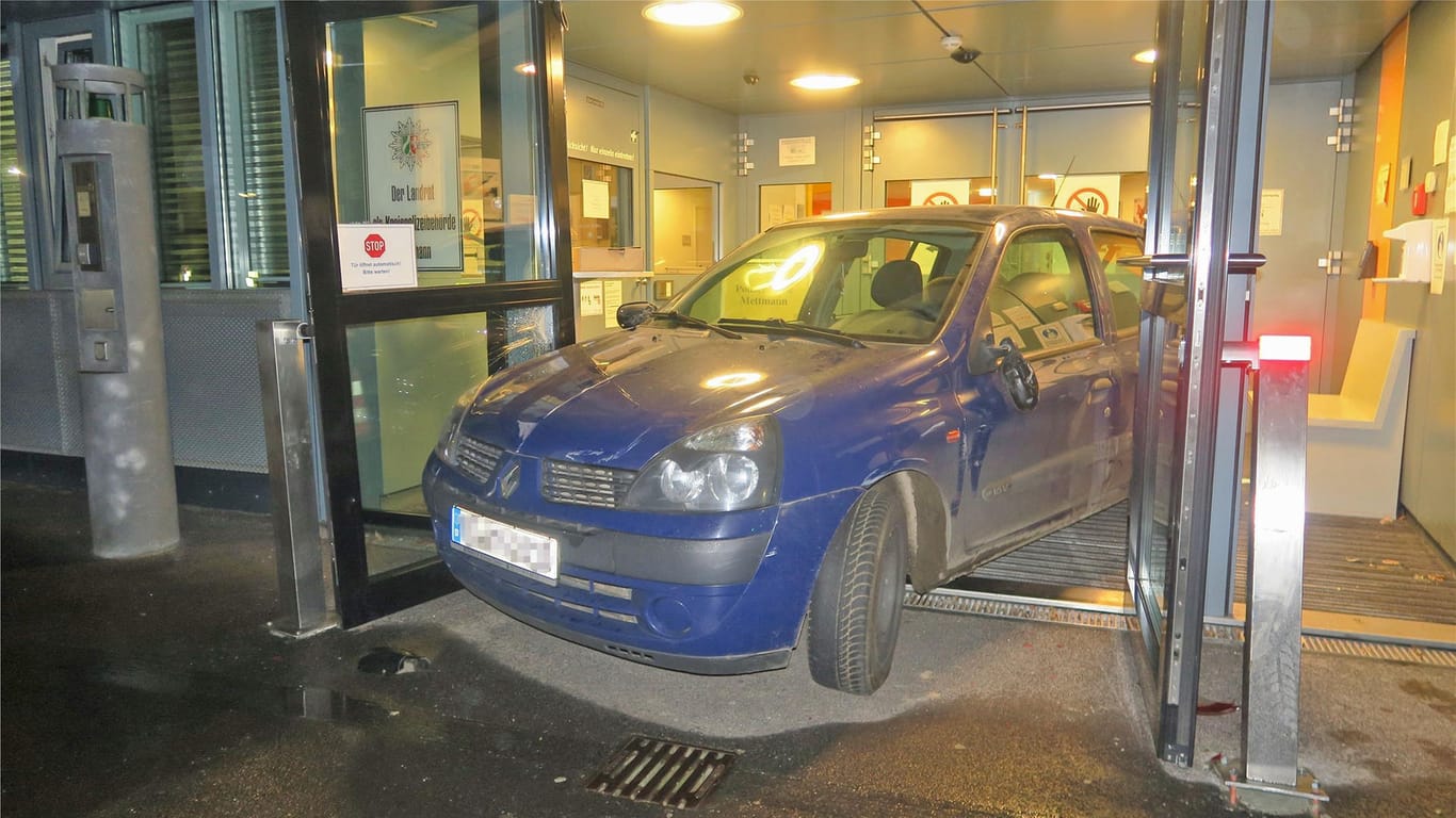 Rückwärts steht der Renault im Eingangsbereich der Polizeiwache: Wie hoch der Schaden ist, ist derzeit noch nicht bekannt.