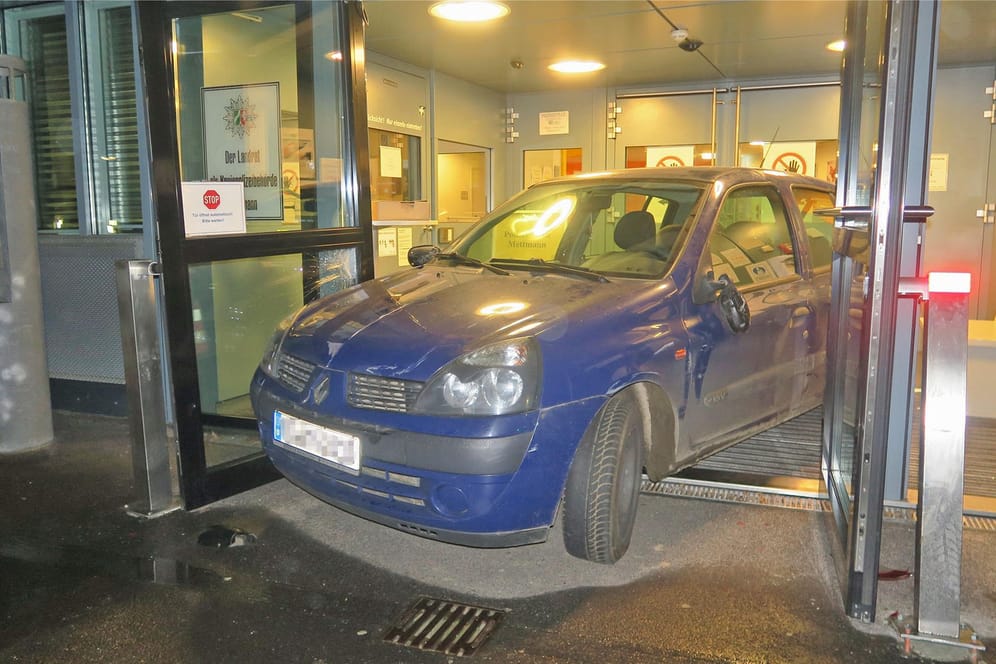 Rückwärts steht der Renault im Eingangsbereich der Polizeiwache: Wie hoch der Schaden ist, ist derzeit noch nicht bekannt.