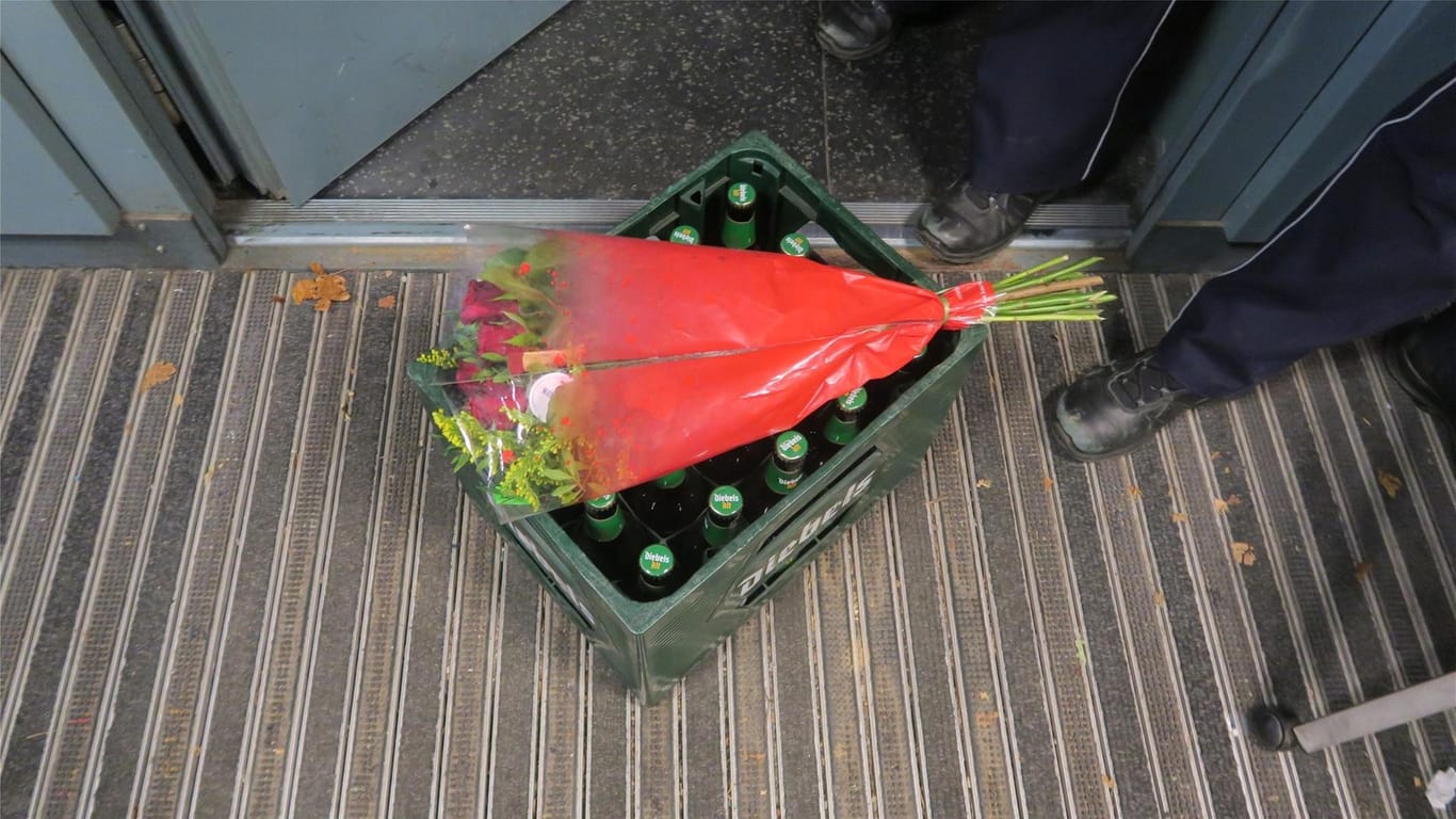 Ein Kasten Bier und ein Blumenstrauß: Das hatte der Mann als "Entschuldigung" mitgebracht – ob es sich bei dem Bier um einen zuvor gestohlenen Kasten handelte, teilte die Polizei nicht mit.