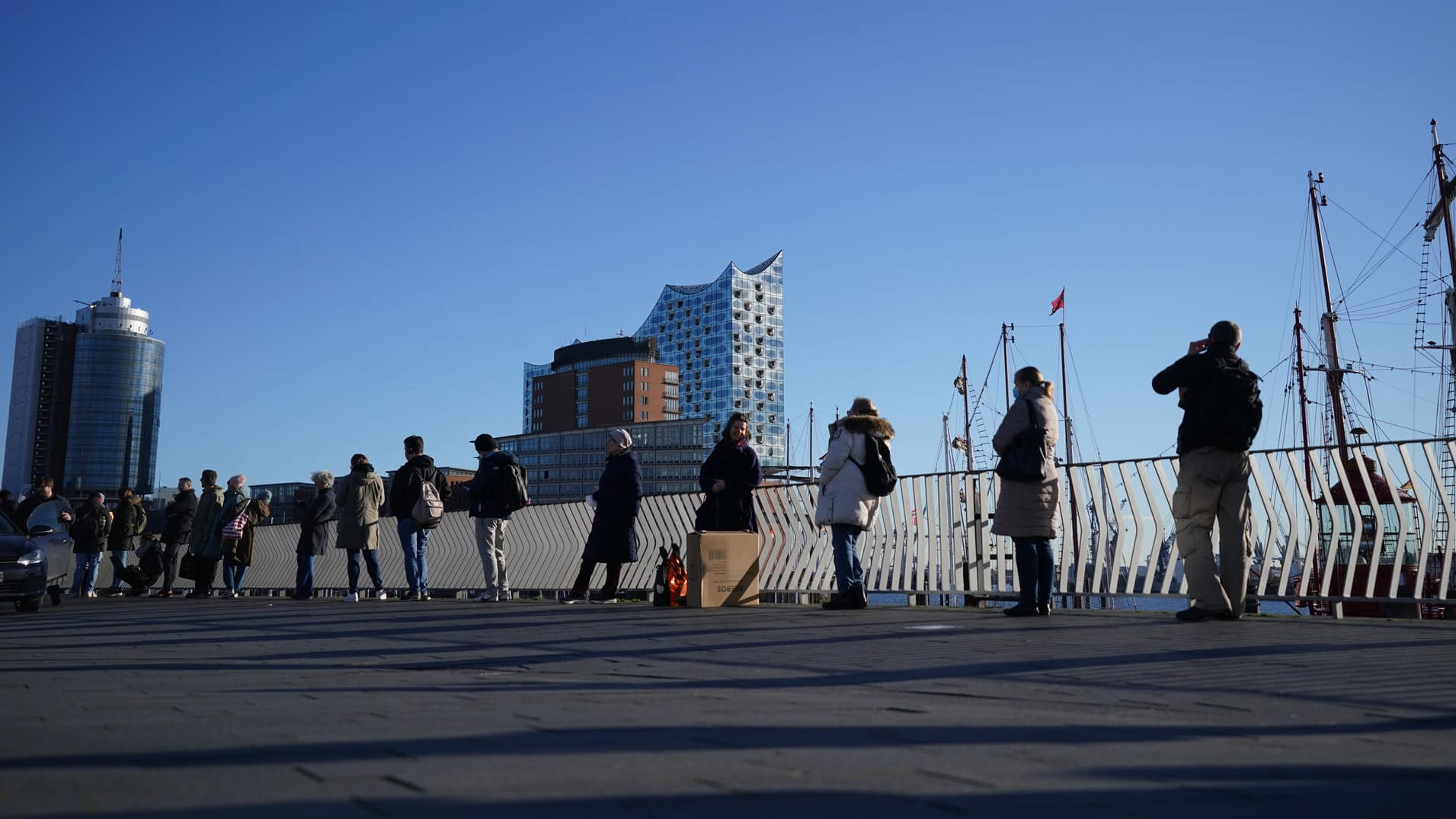 Unzählige Menschen stehen in einer mehreren hundert Meter langen Schlange zur Impfaktion in der Elbphilharmonie an.