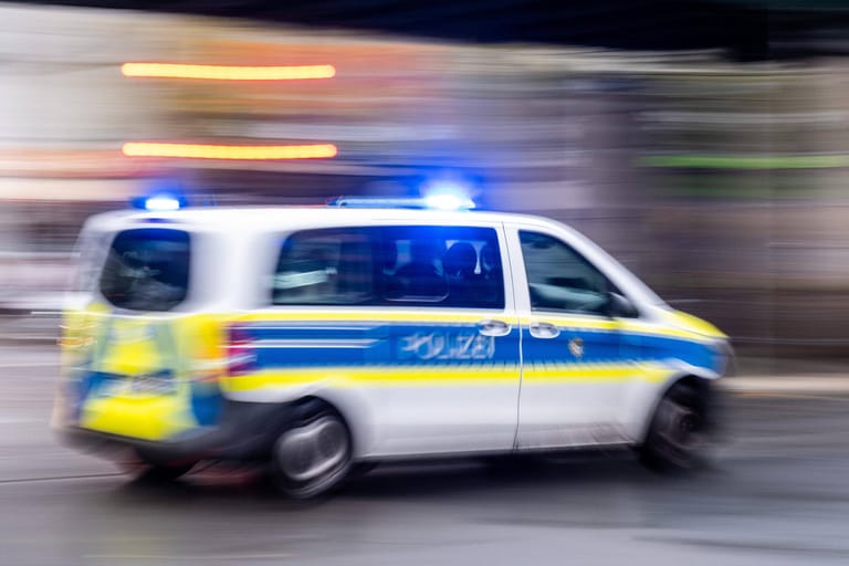 Streifenwagen der Berliner Polizei im Einsatz (Symbolbild): Nach einer Messerattacke ist ein Mann schwer verletzt.