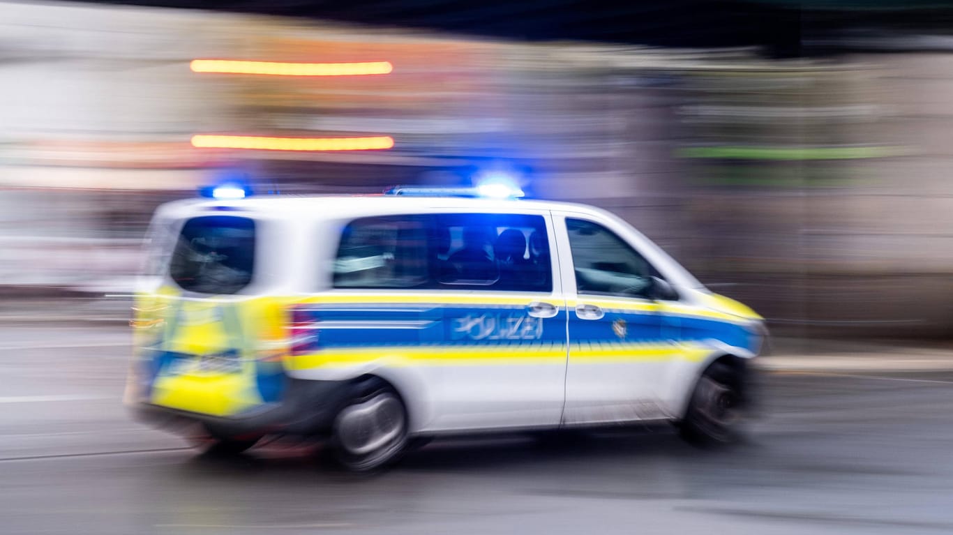 Streifenwagen der Berliner Polizei im Einsatz (Symbolbild): Nach einer Messerattacke ist ein Mann schwer verletzt.