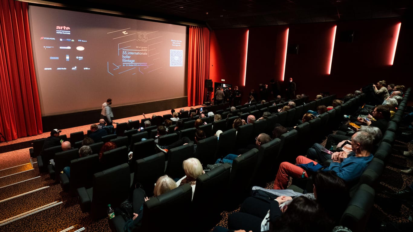 Besucher sitzen im Kino (Archivbild): Ab einer Inzidenz von 1.000 müssten die Kinos schließen.