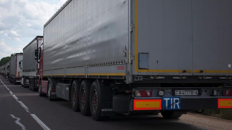 Durchgestrichenes TIR-Schild: Am Lkw muss erkennbar sein, wenn keine Waren im TIR-Verfahren transportiert werden.