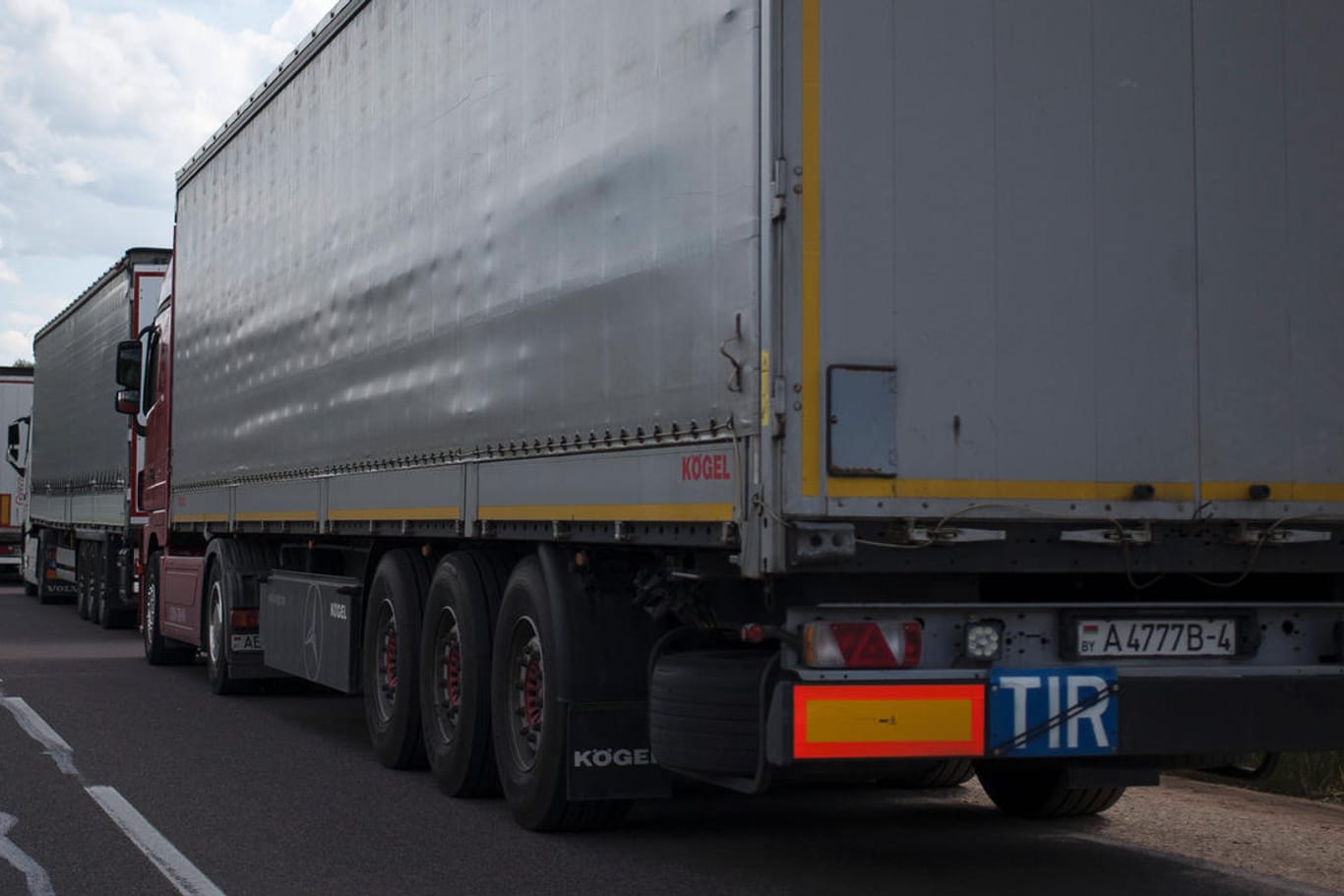 Durchgestrichenes TIR-Schild: Am Lkw muss erkennbar sein, wenn keine Waren im TIR-Verfahren transportiert werden.