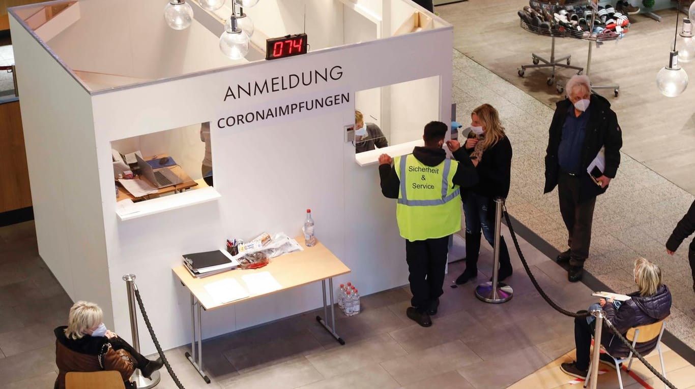 In einem Einkaufszentrum: Impfwillige Menschen in Berlin warten auf ihre Spritze.