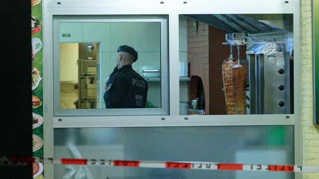 Ein Polizist steht in einem Dönerimbiss in der Dortmunder Innenstadt: Am Montag rückten die Beamten erneut mit zahlreichen Kräften aus. Ein Polizist steht in einem Dönerimbiss in der Dortmunder Innenstadt: Am Montag rückten die Beamten erneut mit zahlreichen Kräften aus.