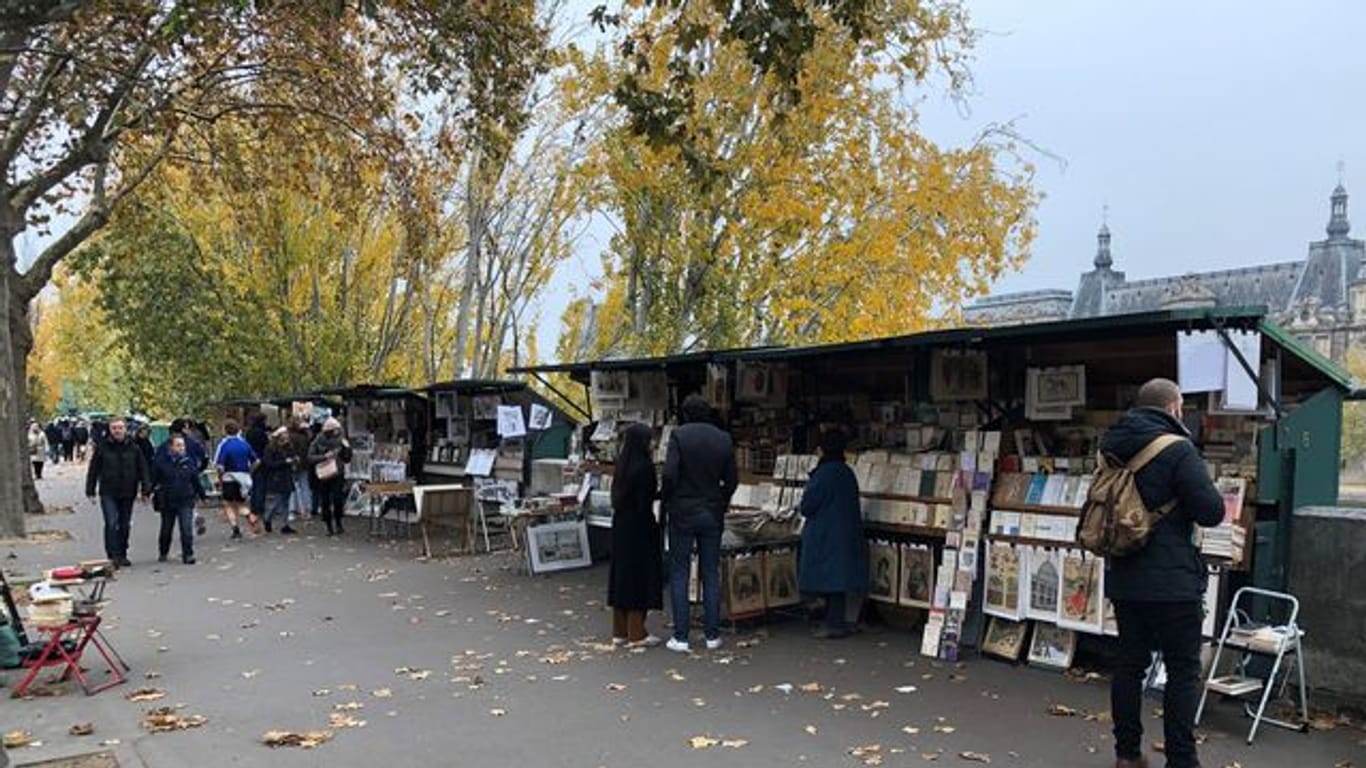 Die traditionellen Bücherstände an der Seine in Paris sollen erhalten werden.