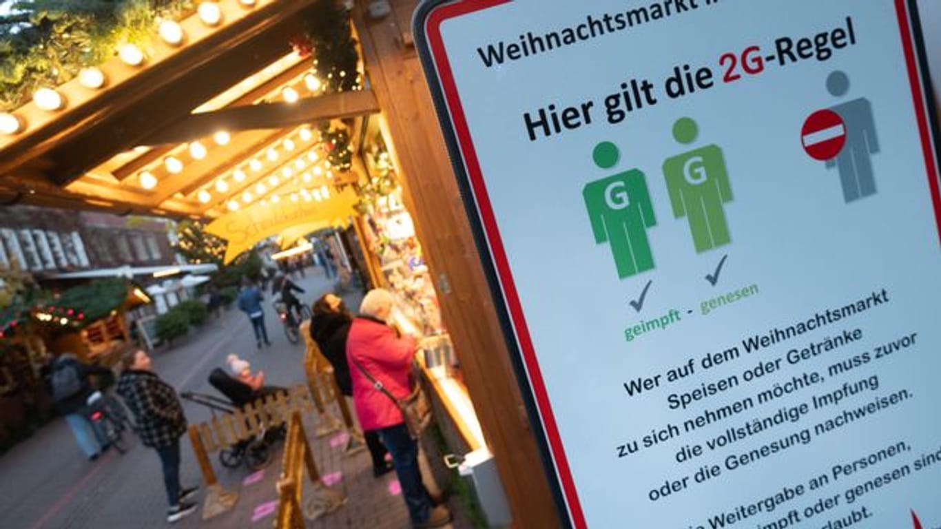 Auf dem Weihnachtsmarkt in der Altstadt von Hannover gilt 2G.