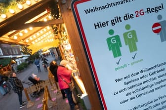 Auf dem Weihnachtsmarkt in der Altstadt von Hannover gilt 2G.