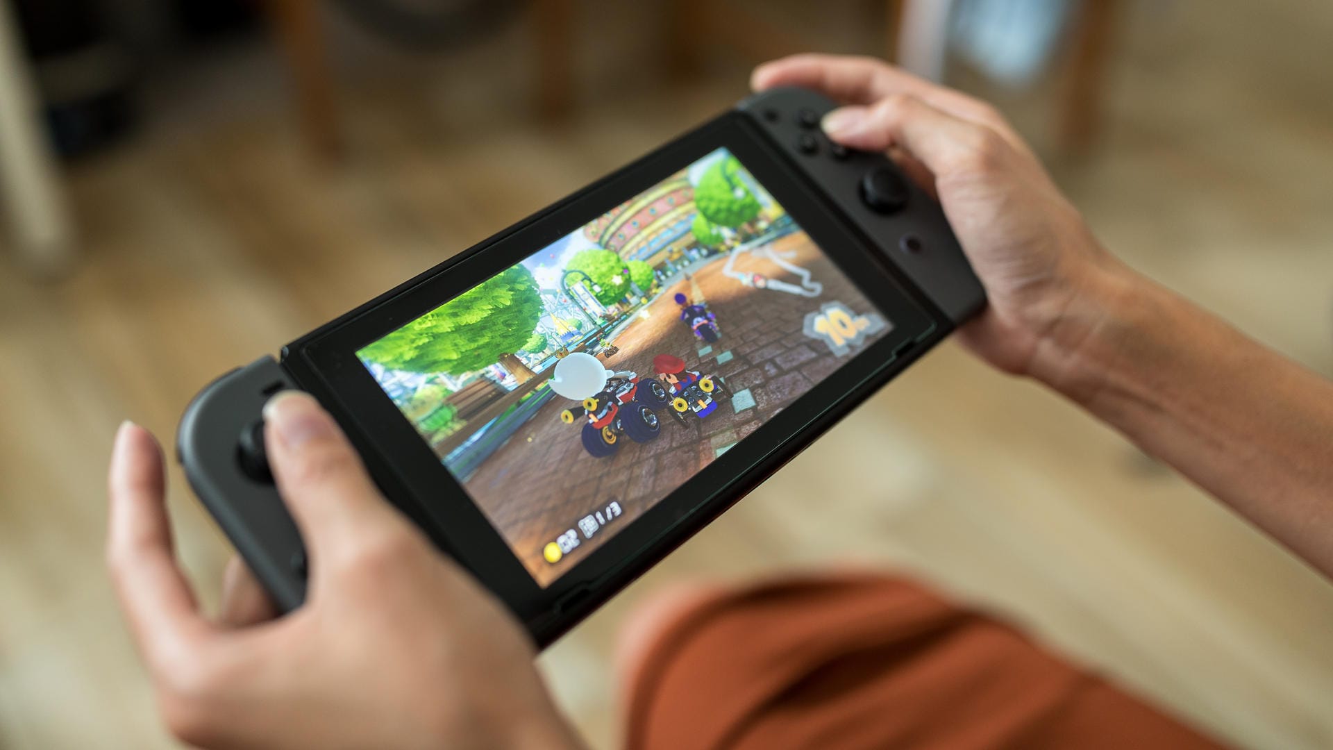 Die Nintendo Switch gibt es bei Media Markt und Amazon aktuell besonders günstig im Set.