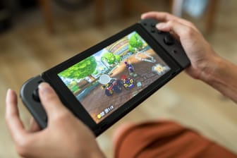 Die Nintendo Switch gibt es bei Media Markt und Amazon aktuell besonders günstig im Set.