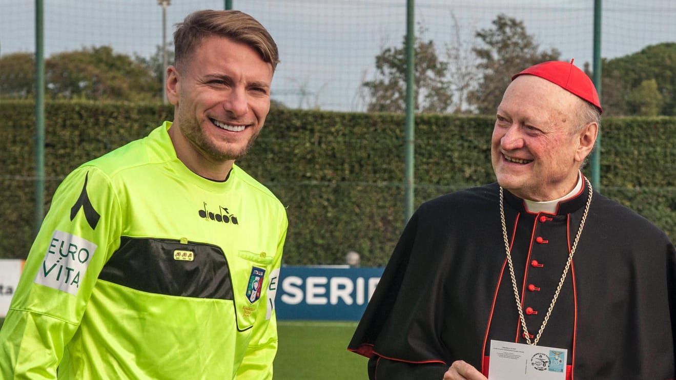 Ciro Immobile mit Kardinal Gianfranco Ravasi (v.l.): Der frühere BVB-Trojäger pfiff auf Wunsch des Papstes ein Benefizspiel. Ciro Immobile mit Kardinal Gianfranco Ravasi (v.l.): Der frühere BVB-Trojäger pfiff auf Wunsch des Papstes ein Benefizspiel.