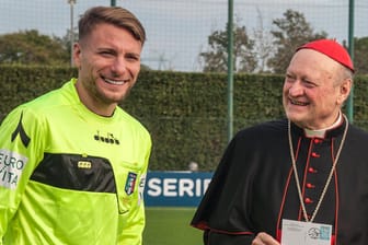 Ciro Immobile mit Kardinal Gianfranco Ravasi (v.l.): Der frühere BVB-Trojäger pfiff auf Wunsch des Papstes ein Benefizspiel.