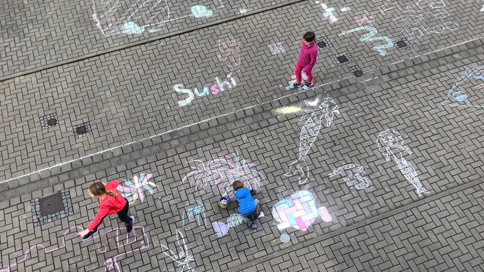 Disziplin beim Spielen: Kinder halten im Lockdown den erforderlichen Abstand ein.