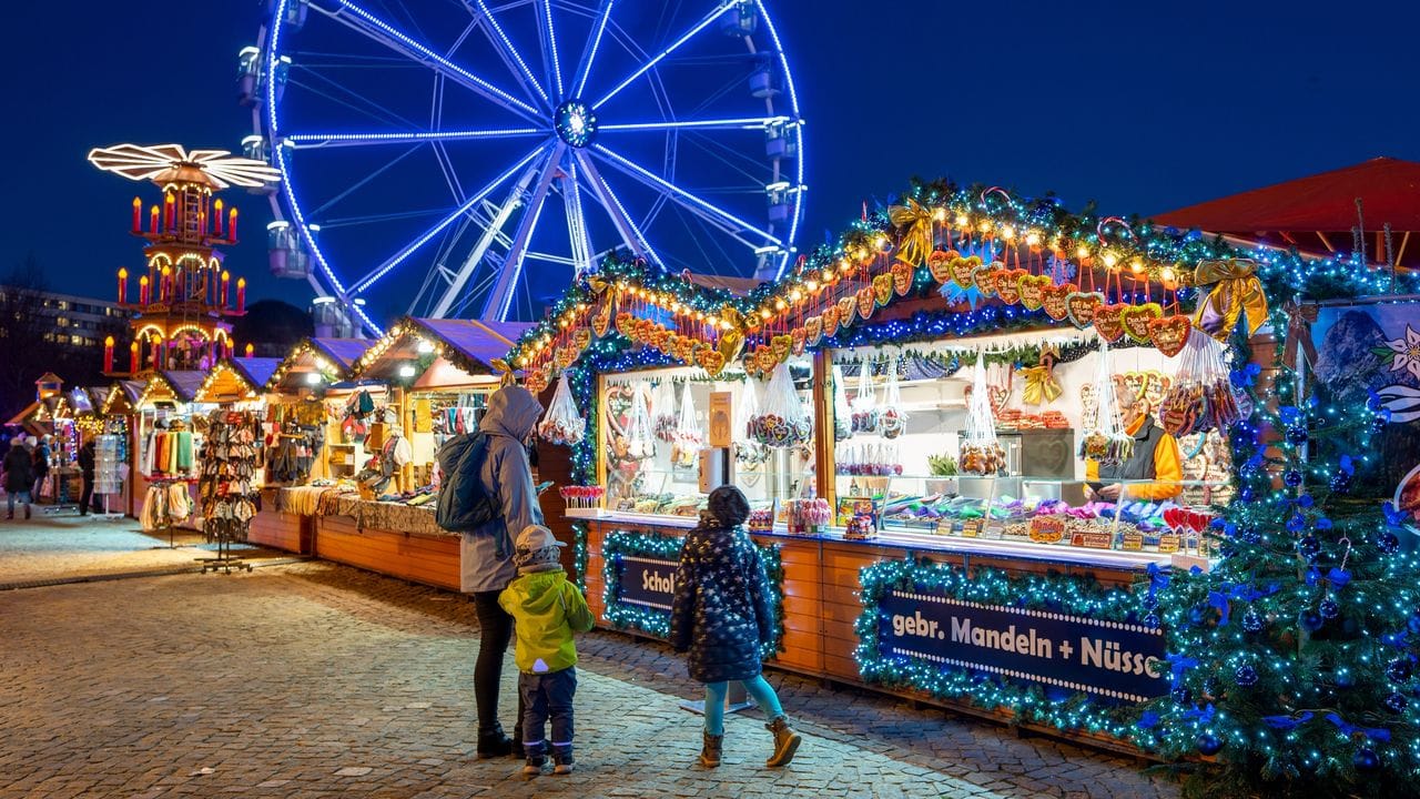 Besucher gehen am Nachmittag über den Weihnachtsmarkt am Bassinplatz in Potsdam.