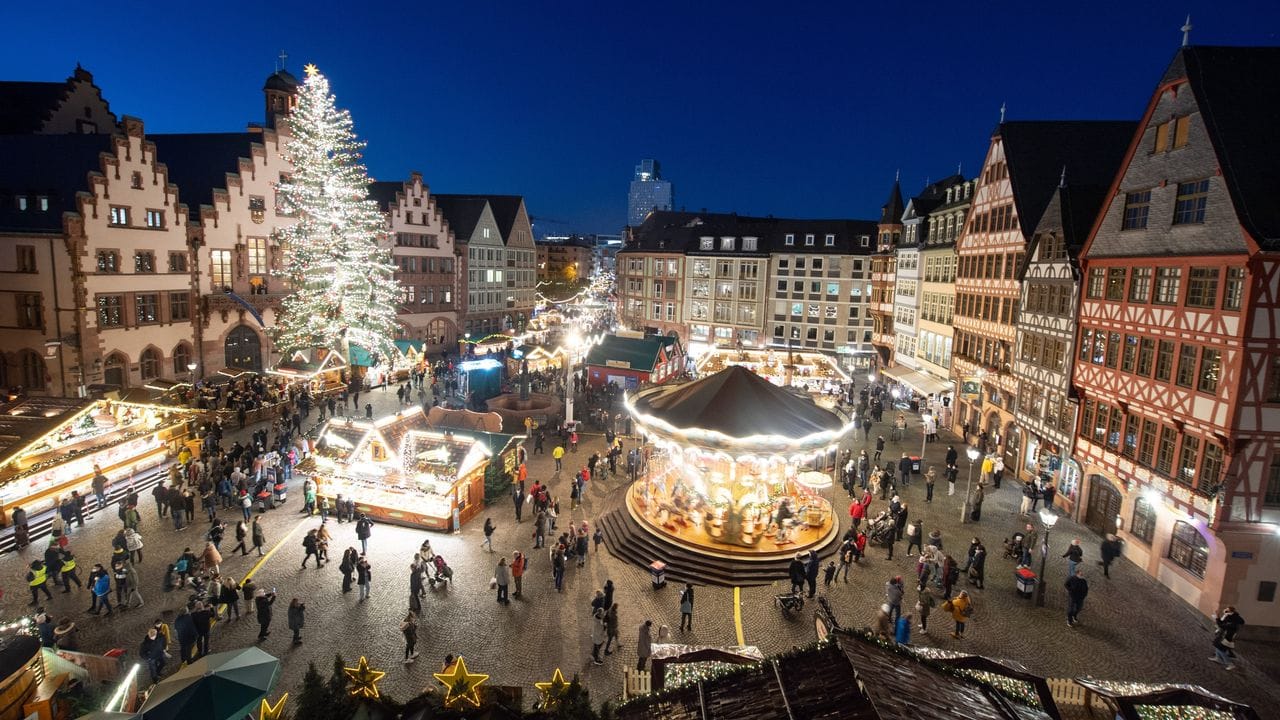 Die Anzahl der Besucher des Frankfurter Weihnachtsmarktes ist überschaubar.