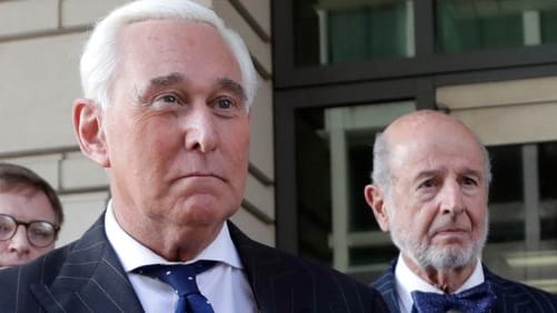 Roger Stone (M), ehemaliger Wahlkampfberater von US-Präsident Trump, verlässt das Bundesgericht.