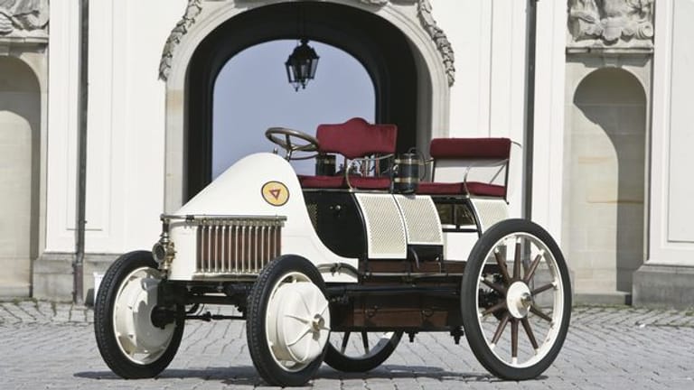 Frühe Kraftverteilung: Schon um 1900 tauchte ein Lohner-Porsche Rennwagen mit E-Motoren und Allradantrieb auf.