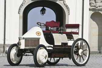 Frühe Kraftverteilung: Schon um 1900 tauchte ein Lohner-Porsche Rennwagen mit E-Motoren und Allradantrieb auf.