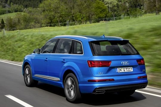 Mit dem großen, sportiven Q7 startete Audi sein SUV-Zeitalter: Mittlerweile beginnt das Programm beim Q2, geht über Q3 und Q5 sowie deren coupéhafte Sportback-Ableger und gipfelt im Q7 und dessen als Q8 vermarktetes Coupé.