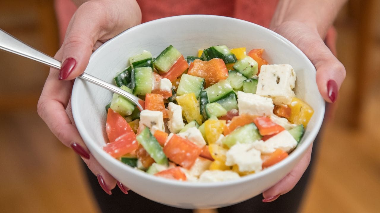 Gute Wahl: Mit einem Salat aus Fetakäse, Paprika und Gurke nimmt man nur sehr wenige FODMAPs auf.