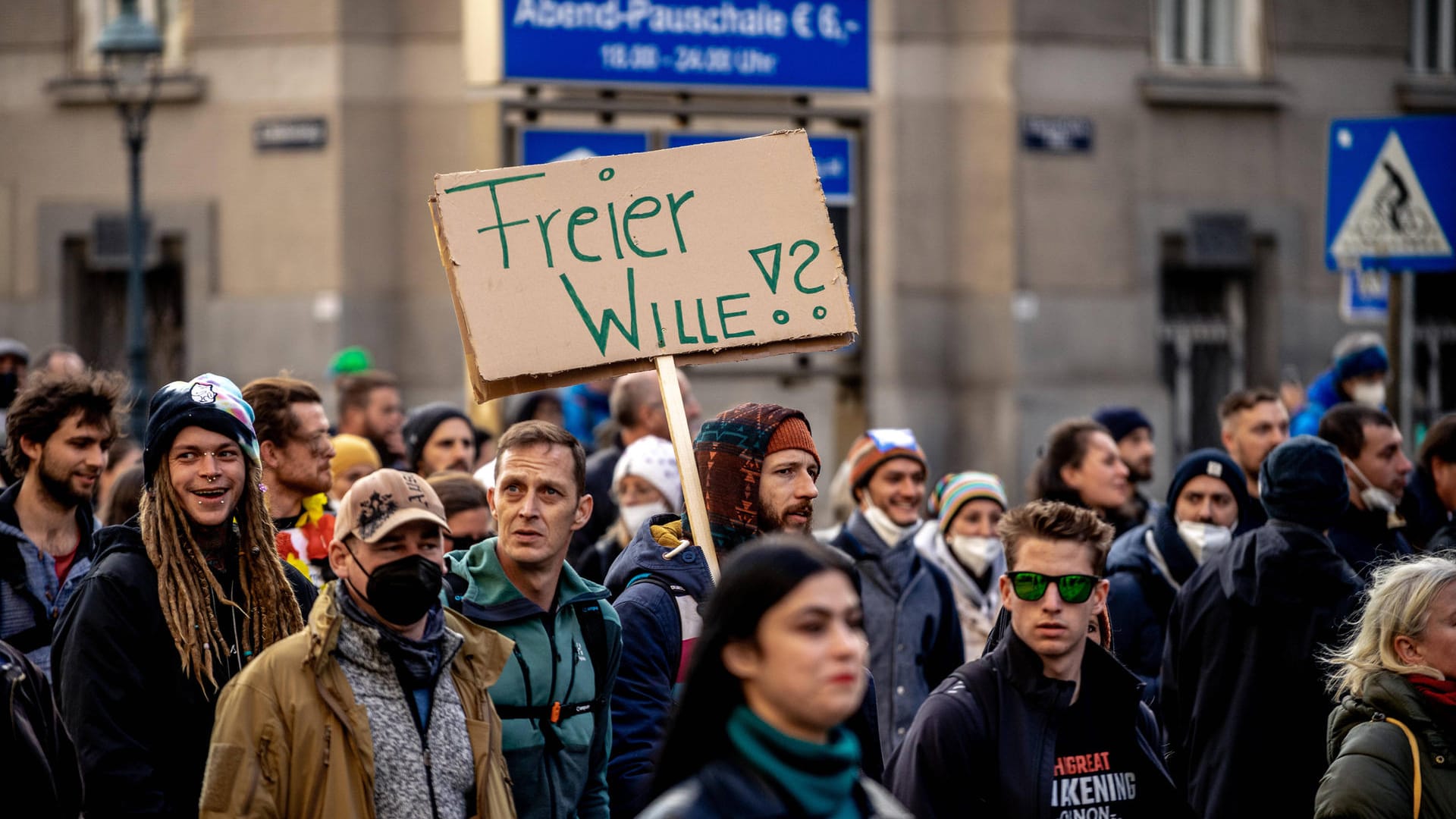 Demonstration gegen Corona-Maßnahmen in Wien: In Österreich gilt ab nächstem Jahr die allgemeine Impfpflicht.