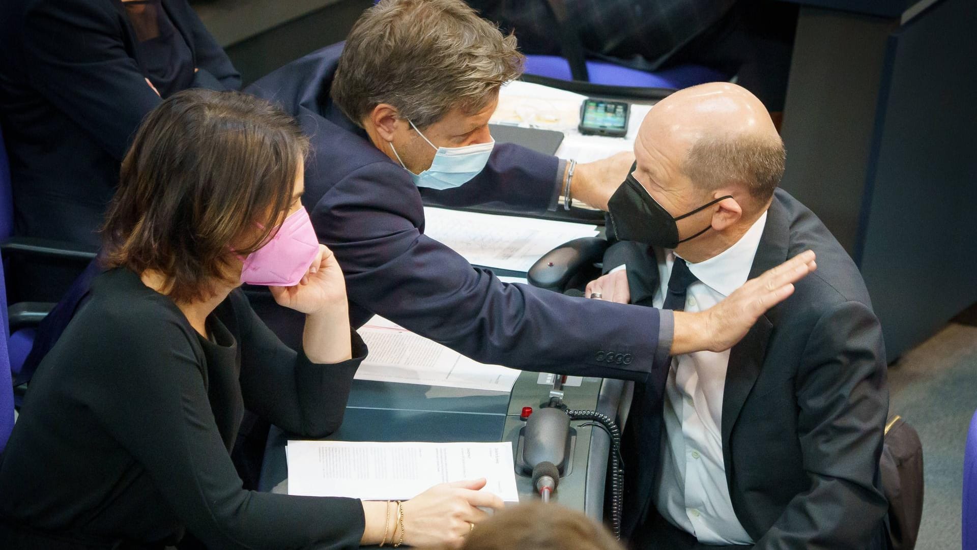 Olaf Scholz mit den Grünen Annalena Baerbock und Robert Habeck im Bundestag.