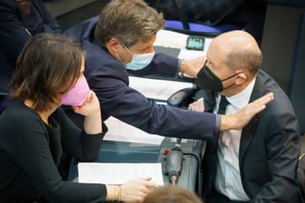 Olaf Scholz mit den Grünen Annalena Baerbock und Robert Habeck im Bundestag.