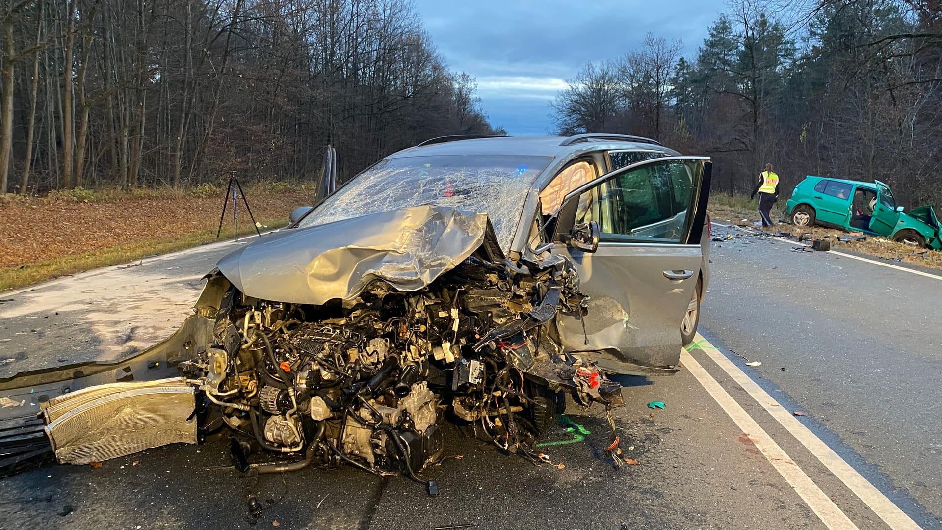 Schwerer Unfall bei Nürnberg: Ein Mann starb noch am Unfallort, die anderen Unfallbeteiligten blieben unverletzt. Schwerer Unfall bei Nürnberg: Ein Mann starb noch am Unfallort, die anderen Unfallbeteiligten blieben unverletzt.