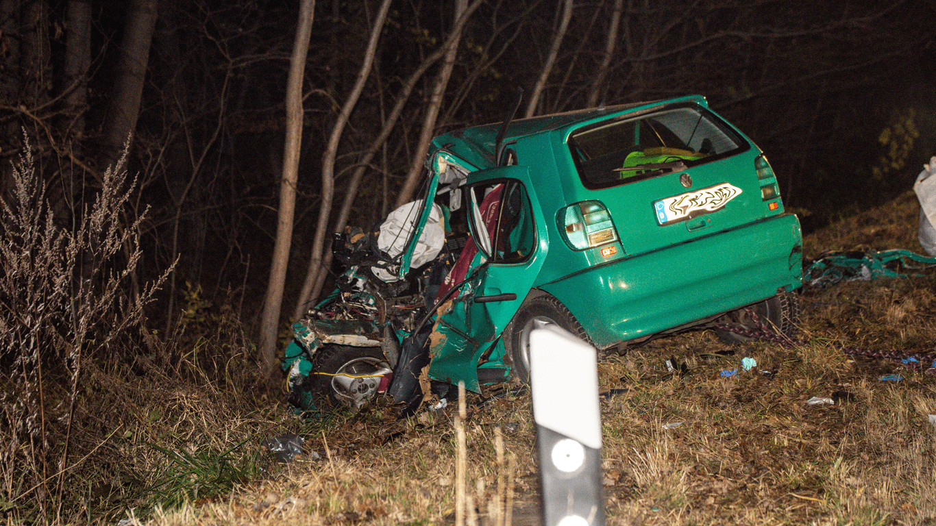 Schwerer Unfall auf der B2 am Montag: Der Fahrer erlag noch am Unfallort seinen Verletzungen.