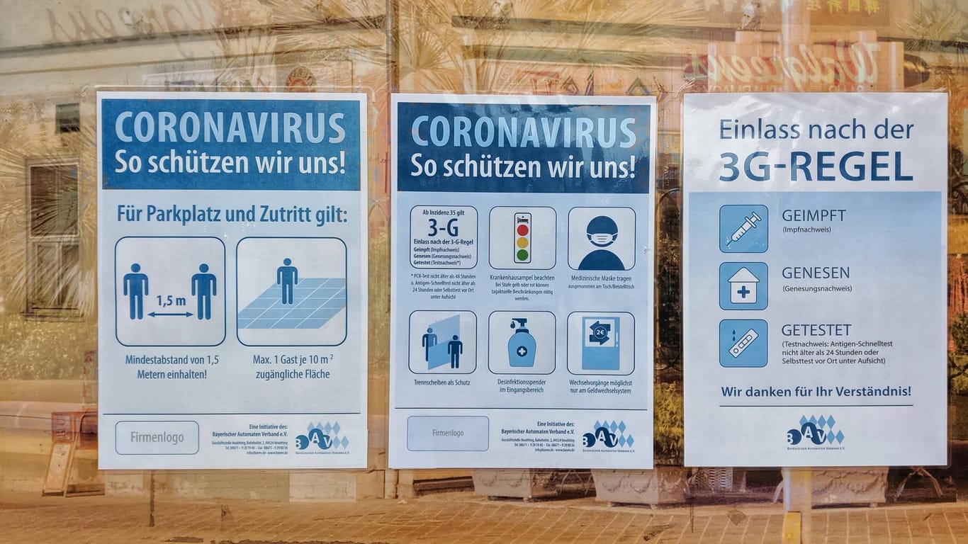 Schaufensteraushang eines Geschäfts in Rosenheim: In der Stadt soll ein falscher Arzt geimpft haben.