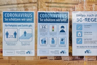 Schaufensteraushang eines Geschäfts in Rosenheim: In der Stadt soll ein falscher Arzt geimpft haben.