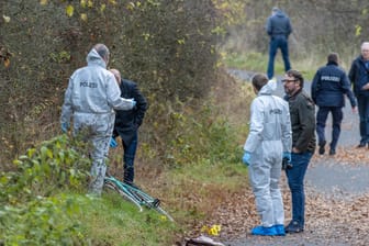 Ermittlungen in Bayern: Zwei Männer stehen unter Verdacht, einen Radfahrer getötet zu haben.